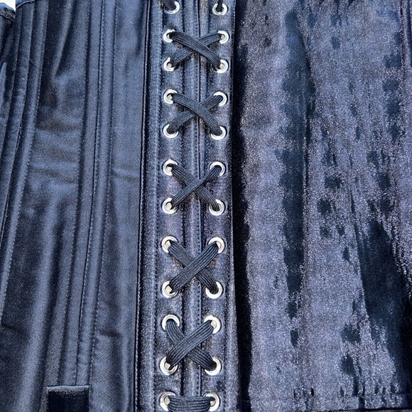 Camellias Corset - Picture 5 of 9